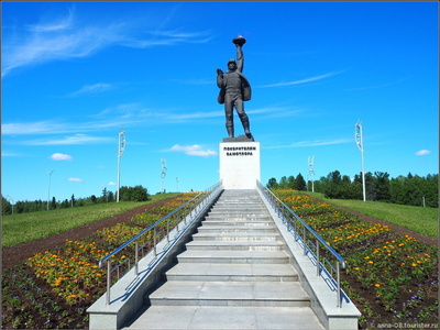 Главная достопримечательность Нижневартовска и символ города — Памятник покорителям Самотлора, который горожане любовно называют «Алешей». «Алеша» — сделан по образу человека — буровика Федора Метрусенко. Памятник установили в 1978 году. 